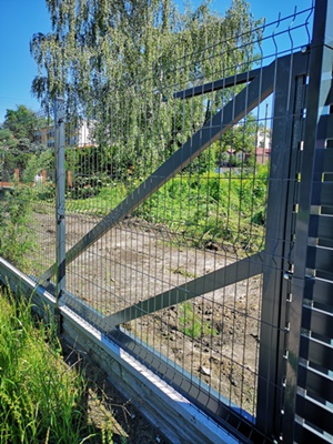 brama ogrodzeniowa antracyt na płocie z paneli